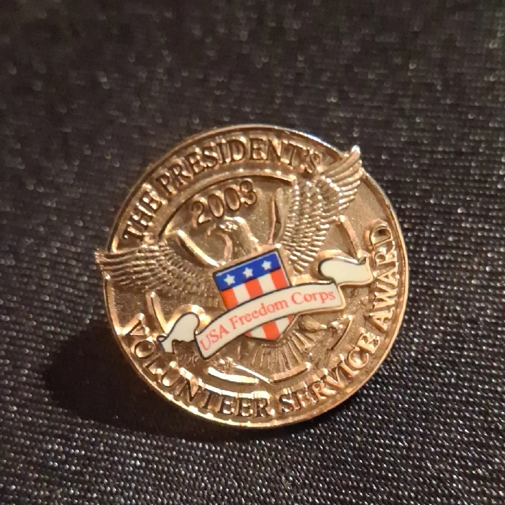 Gold Presidential Volunteer Service Award 2003 Pin. Lapel Pin / Coat Pin